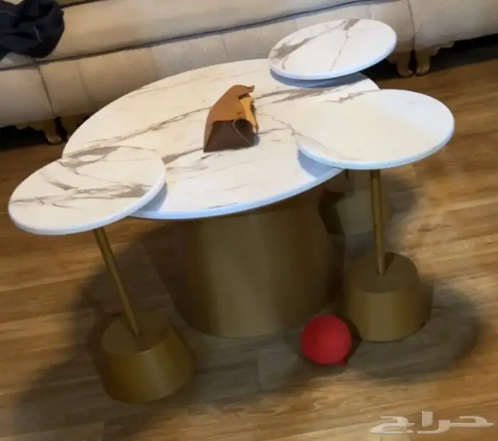 طاولة مع طوايل خدمة 0