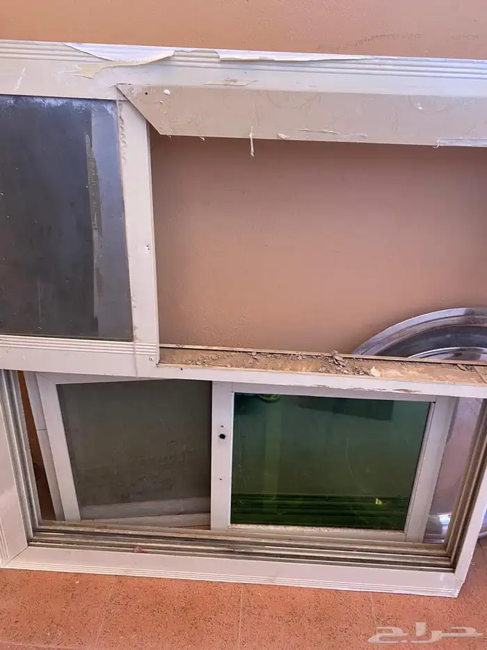 غاز سطحي شغال. مرايا كبيره له مسكات تتعلق في الجدار ب200ريال 1