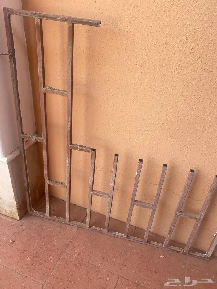 غاز سطحي شغال. مرايا كبيره له مسكات تتعلق في الجدار ب200ريال 2