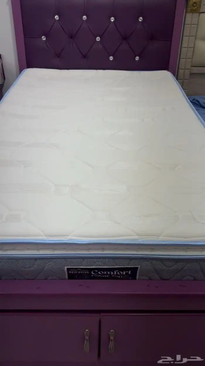 سرير نظيف ومع مرتبه 0
