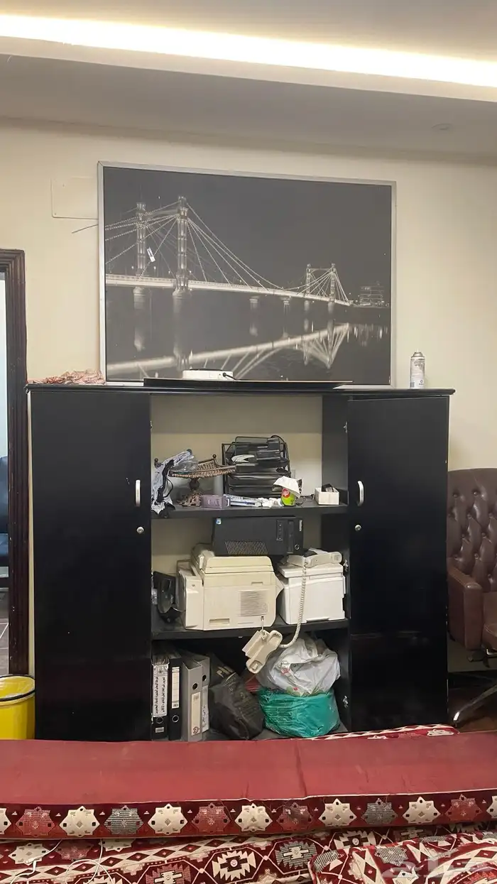 مكتب مع الطاولة والدولاب وكنب 4نفر 0