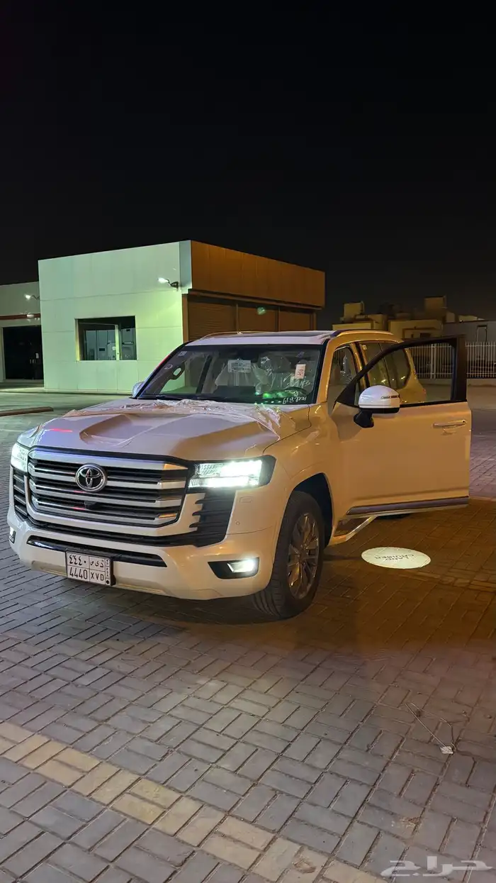 لاندكروزر مخرن فل كامل ممشى 1000 كم فقط 2022 0