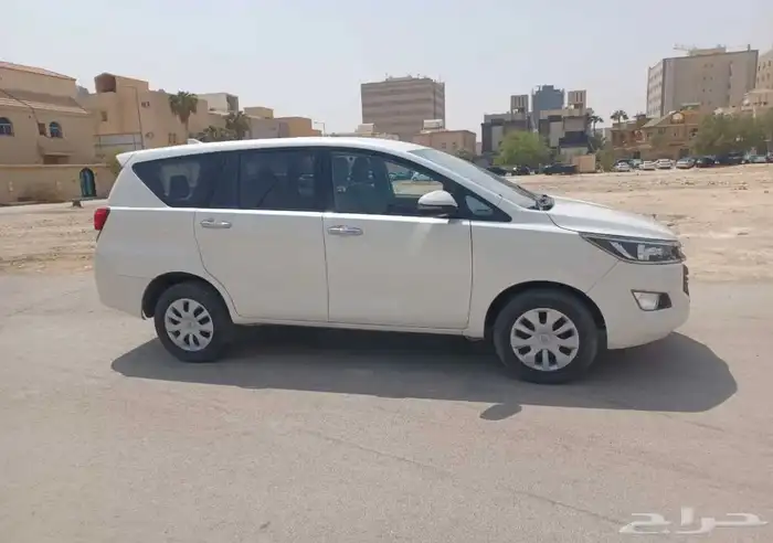 سيارة انوفا ابيض 2018 4