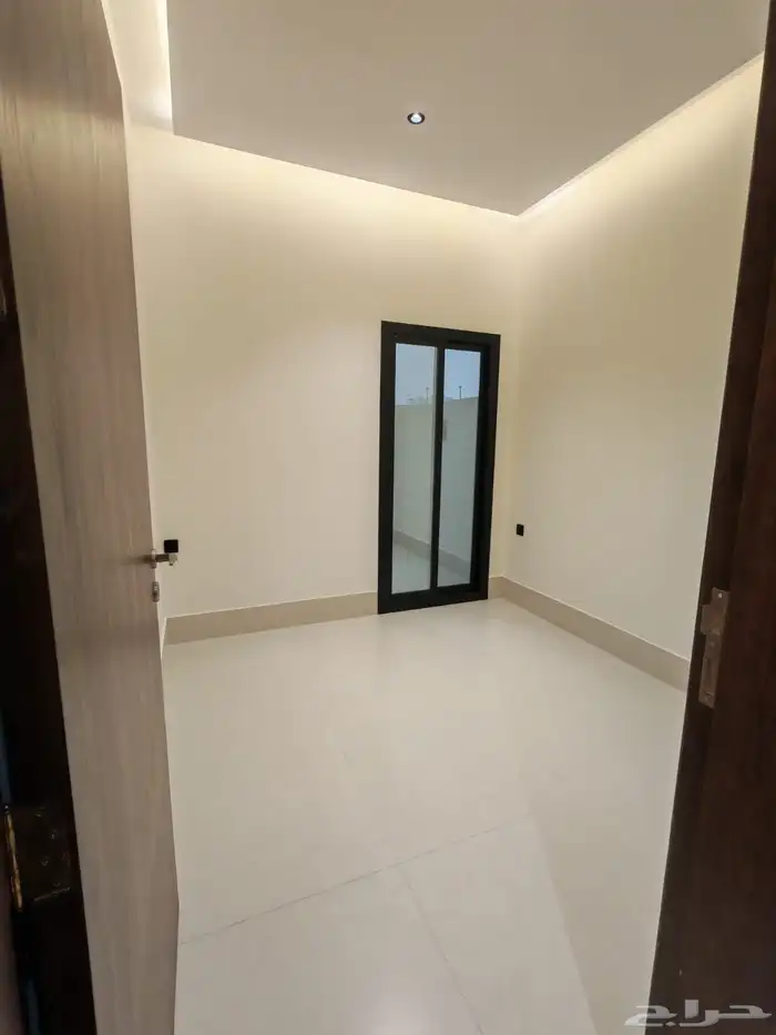 للبيع بحي الضيافه فيلا دورين وملحق مع حوش واسع تشطيب vip 39
