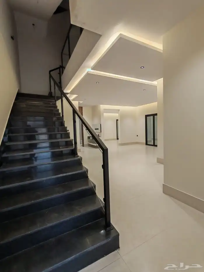 للبيع بحي الضيافه فيلا دورين وملحق مع حوش واسع تشطيب vip 11