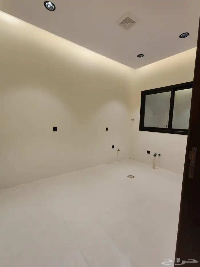 للبيع بحي الضيافه فيلا دورين وملحق مع حوش واسع تشطيب vip 18