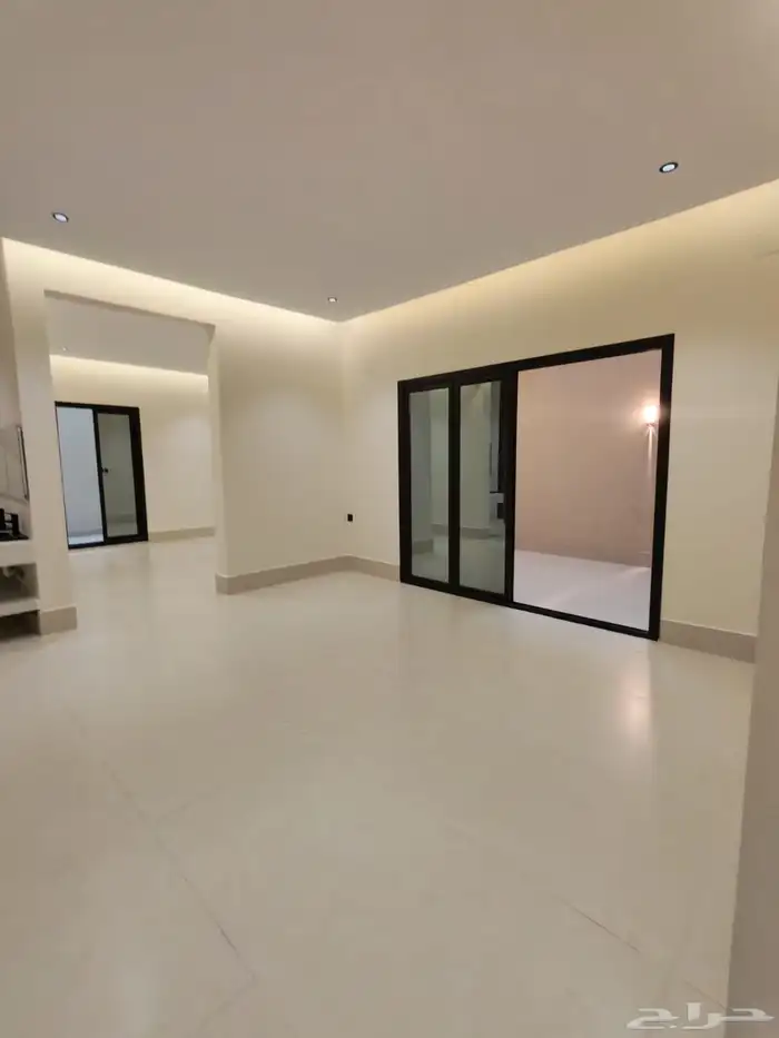 للبيع بحي الضيافه فيلا دورين وملحق مع حوش واسع تشطيب vip 13