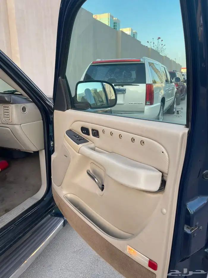 سيارة اسكاليد كاديلاك نص فل 2005 حد 8000 والبيع قريب 7