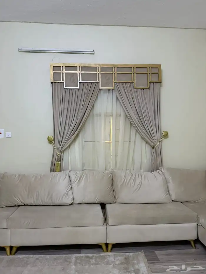 الكنب نظيف جدا. مع الطولات والستارة ومع طاوله شاشه 6