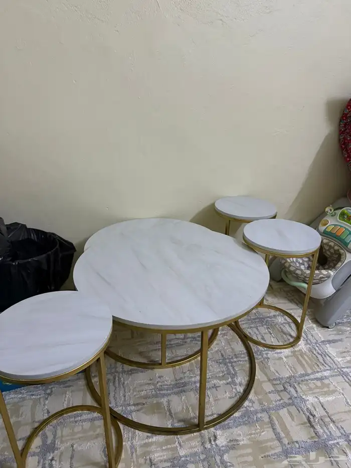 الكنب نظيف جدا. مع الطولات والستارة ومع طاوله شاشه 0