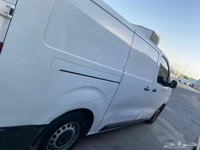 للإيجار للإيجار باص نيسان باص بيجو 5