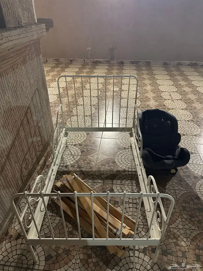 سرير اطفال وكرسي اطفال 0