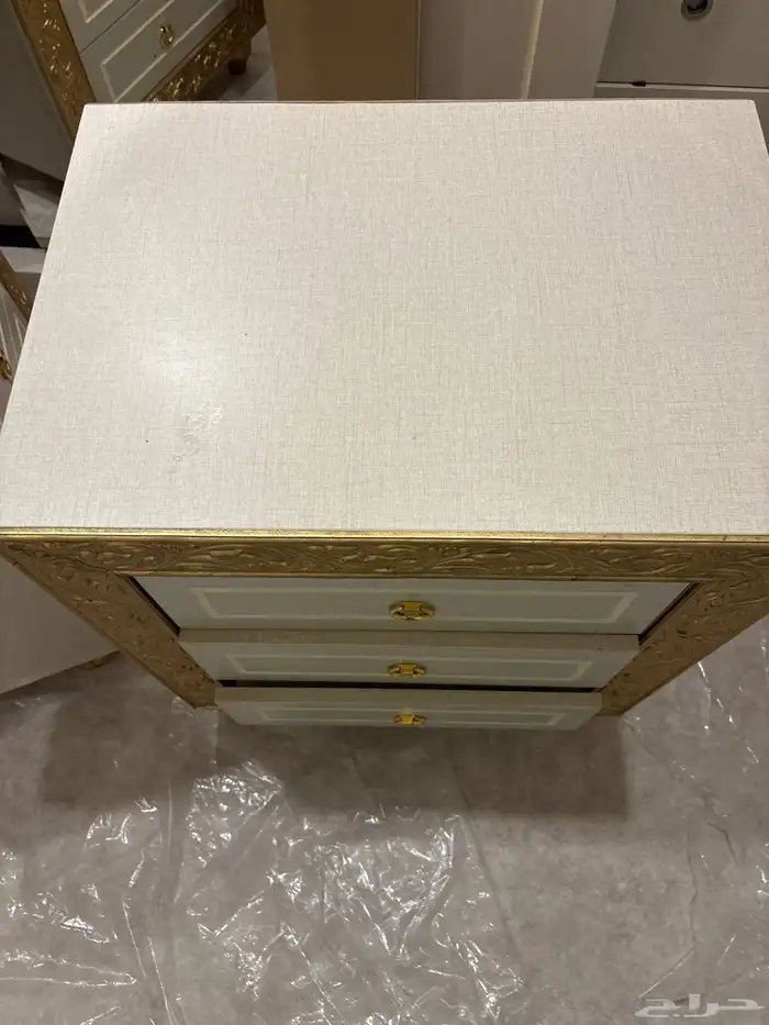 تم البيع 2 كمودينا وسرير مترين في مترين وتسريحه 1