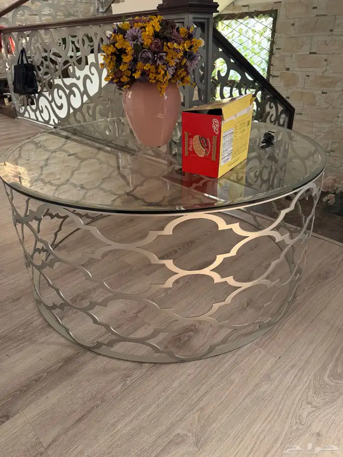 طاولات صغيره مشابهه مع طاوله كبيره دائريه ونفس الشكل تقريبا 0