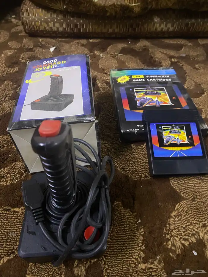 يد أتاري كمبيوتر وشريط 1