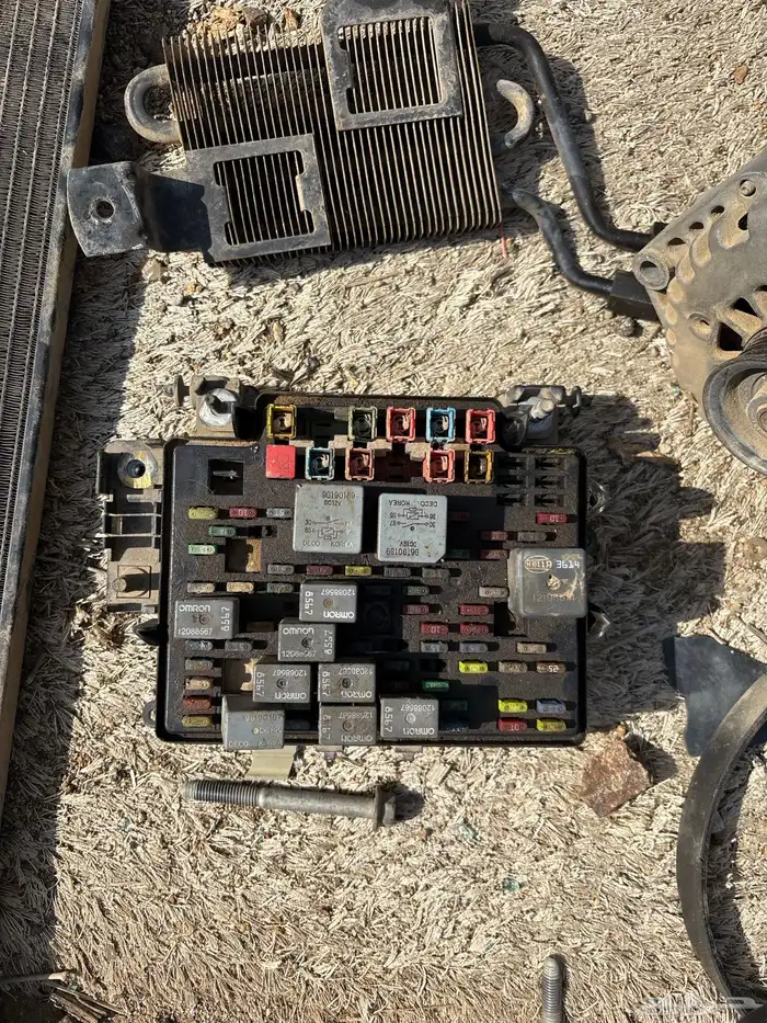 قطع غيار همر H2 موديل 2003 16