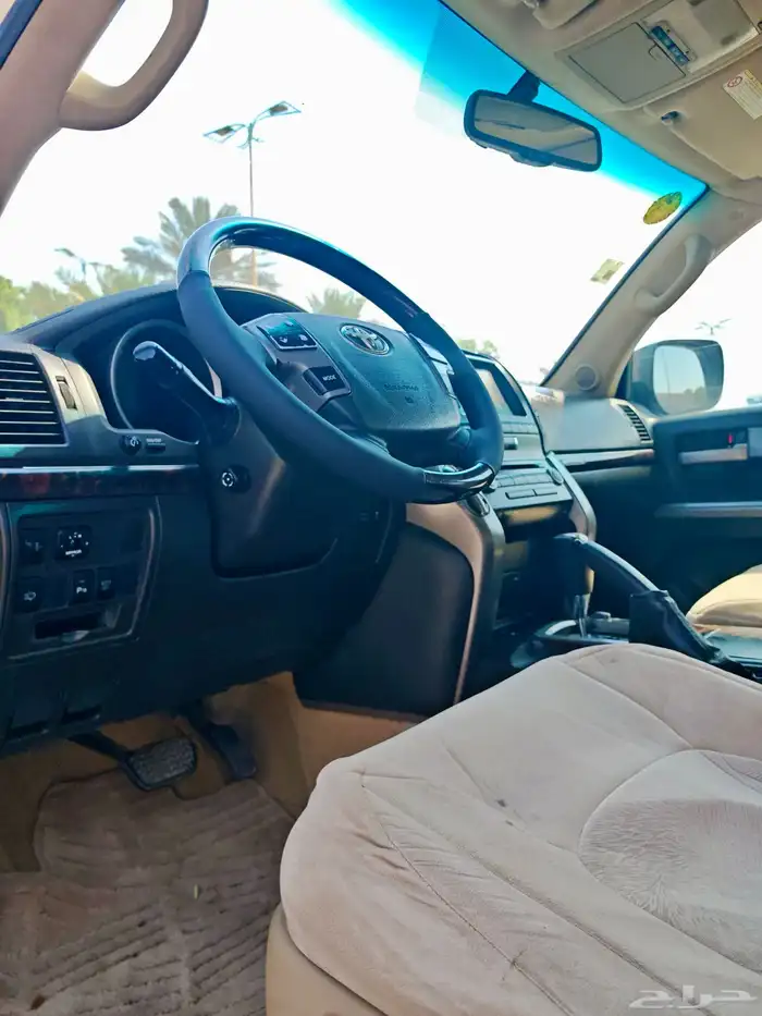 جيب لاندكروزر VXR فل كامل ستين عام 2011 38