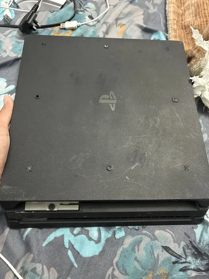 بلايستيشن برو واحد تيرا مع يد بلايستيشن الأصلية 4