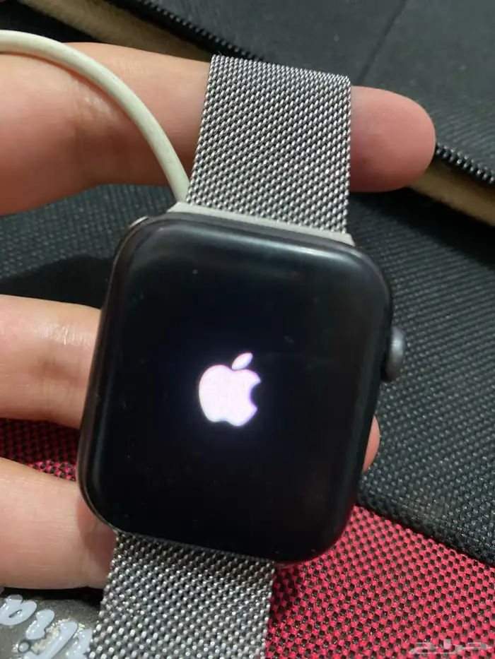 ابل واتش 5 النسخه النايك معاها الكرتون وسلك الشاحن المقاس 44 0