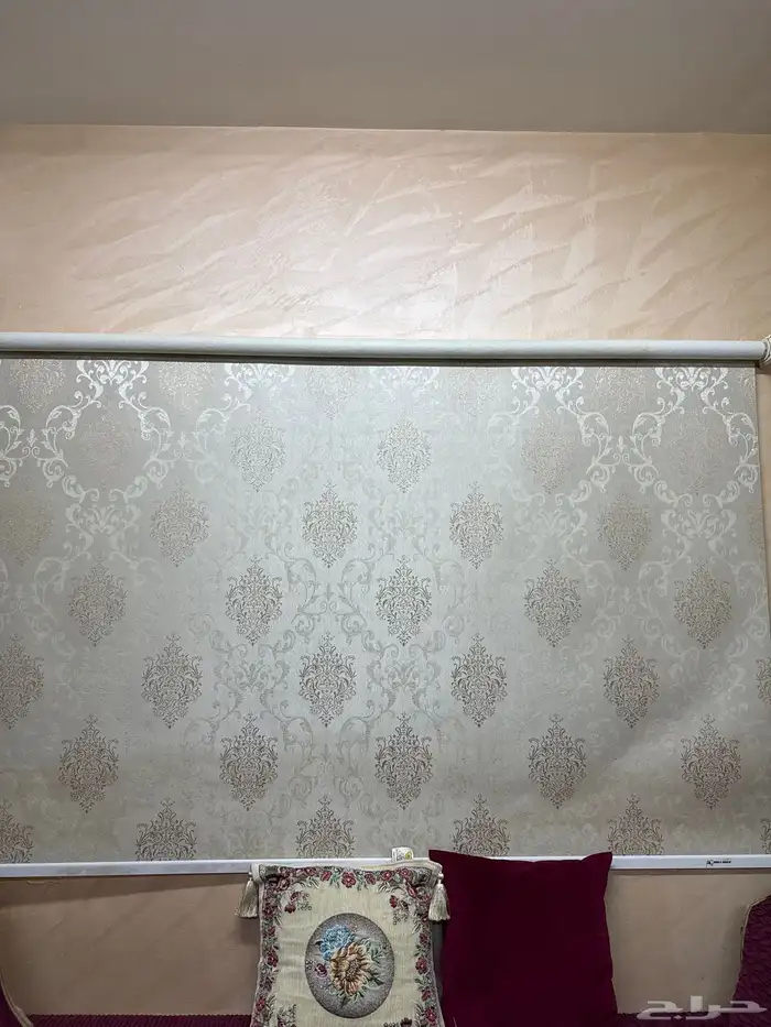 كراسي خشب نضيفه مع فراشها ومخداتها والستاره هديه سعر الحبه 3