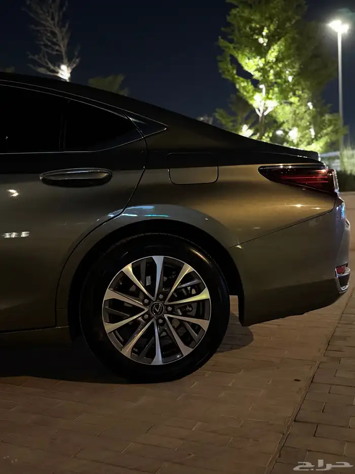 LEXUS ES 250 عبداللطيف جميل 13