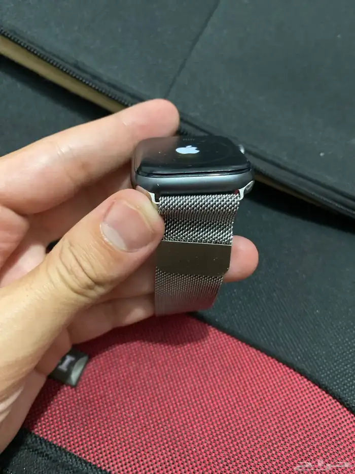 ابل واتش 5 النسخه النايك معاها الكرتون وسلك الشاحن المقاس 44 4