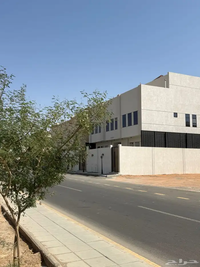 للبيع فيلا فاخرة ملكية مع شقتين بالعزيزية شارع البخاري 2