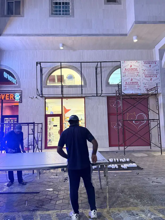 تركيب لوحات محلات تجارية حروف بارزة تركيب ستيكرات كلادينج 1