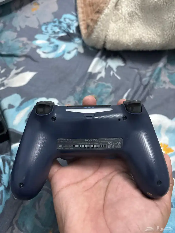 بلايستيشن برو واحد تيرا مع يد بلايستيشن الأصلية 1