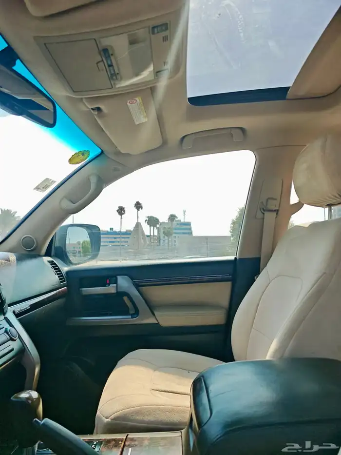 جيب لاندكروزر VXR فل كامل ستين عام 2011 40