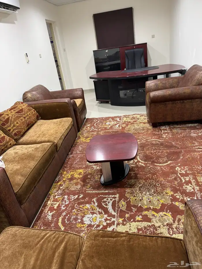 مكتب اداري مجهز بالاثاث 26م بالهفوف 3