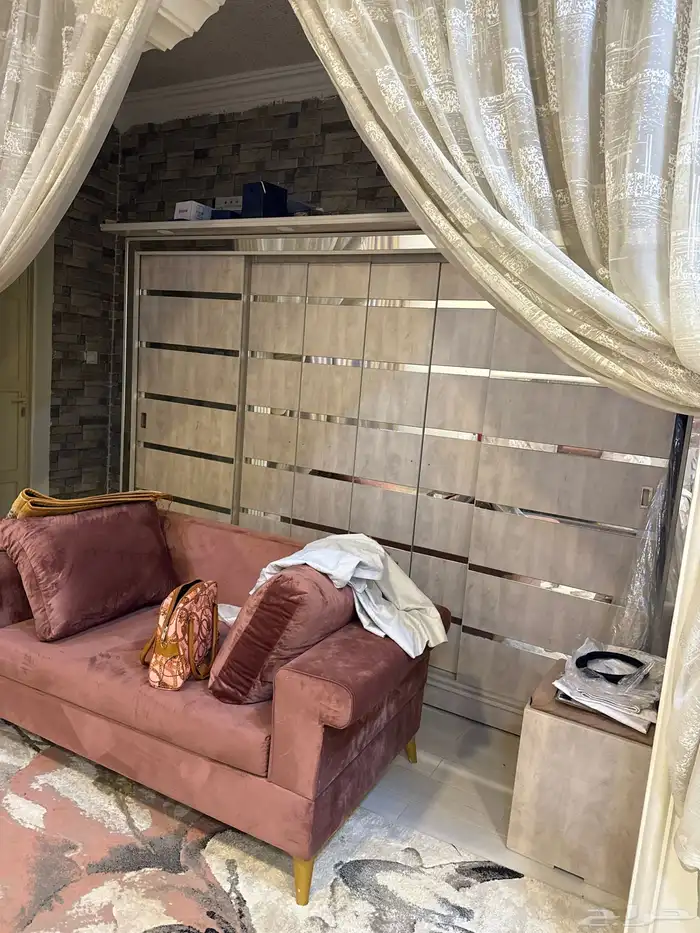 غرفه نظيفه ماتشتكي إلا من دروج التسريحه وببيع معها المرتبه 1