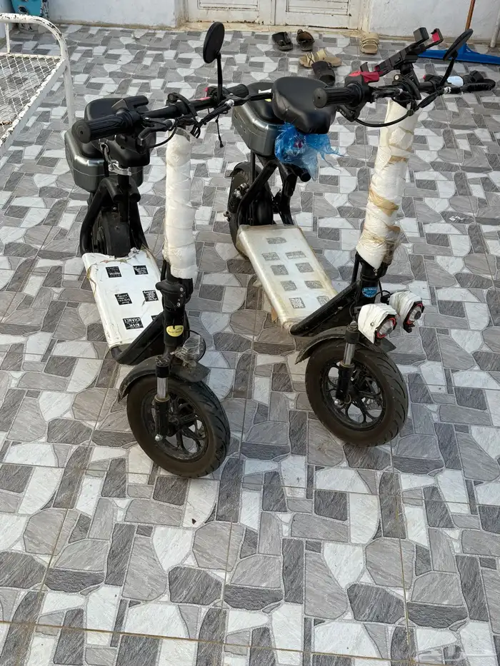 اثنين اسكوترات للبيع وثنين سواكل 0