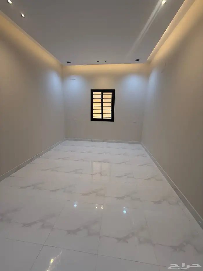 للبيع دور ارضي بحوش بعماره دورين شمال التضامن خميس مشيط 550 9