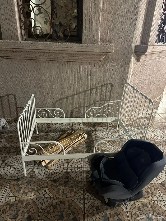 سرير اطفال وكرسي اطفال 1