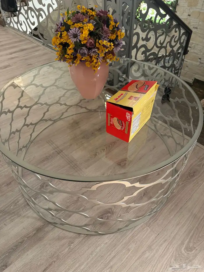 طاولات صغيره مشابهه مع طاوله كبيره دائريه ونفس الشكل تقريبا 2