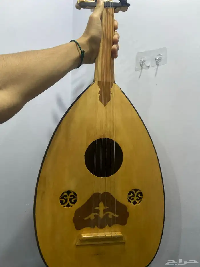 عود مو سيقي مصري نضيف في كسر بصيط من تحت موضح في اصور 1