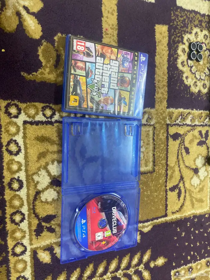 سوني4 مستعمل للبيع 700 ريال مع ست اسطوانات يد اثنين 3