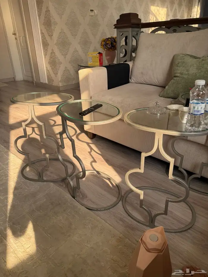 طاولات صغيره مشابهه مع طاوله كبيره دائريه ونفس الشكل تقريبا 3