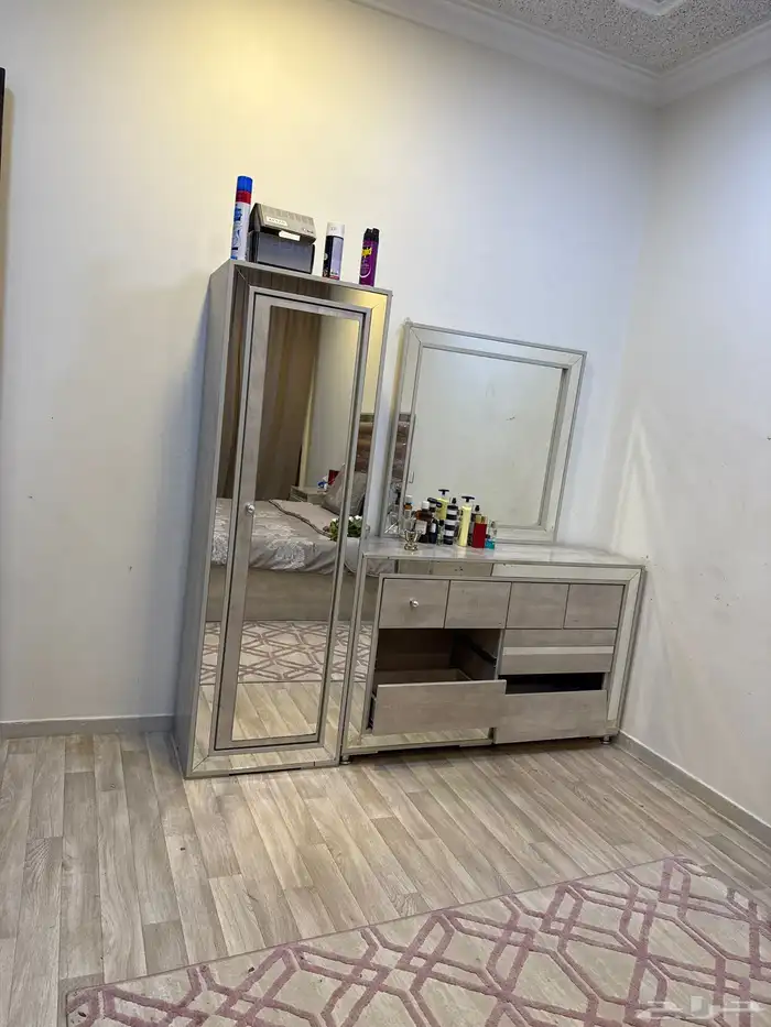 غرفه نظيفه ماتشتكي إلا من دروج التسريحه وببيع معها المرتبه 2