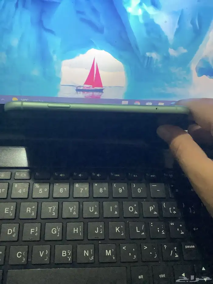 ايفون 11 العادي 9