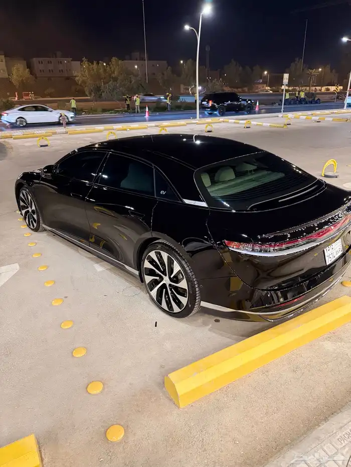 Lucid Air Touring   فخامة كهربائية بمواصفات عالية 2
