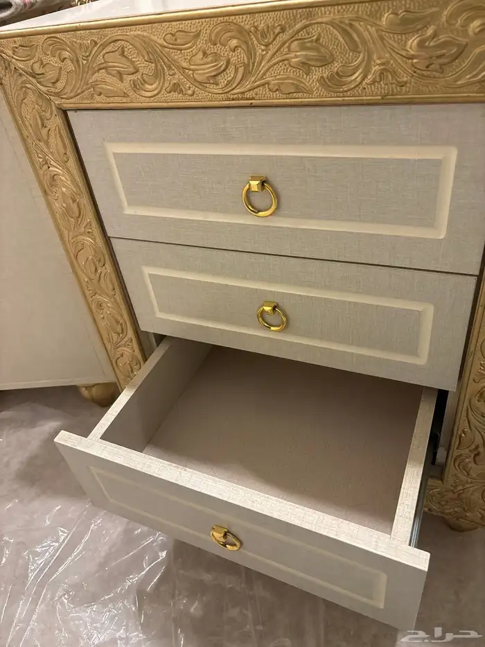 تم البيع 2 كمودينا وسرير مترين في مترين وتسريحه 3