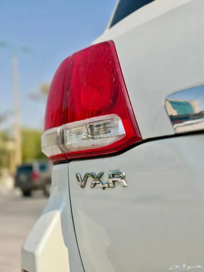 جيب لاندكروزر VXR فل كامل ستين عام 2011 33