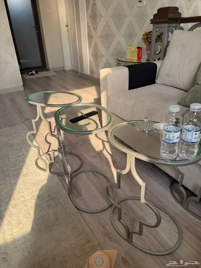 طاولات صغيره مشابهه مع طاوله كبيره دائريه ونفس الشكل تقريبا 4