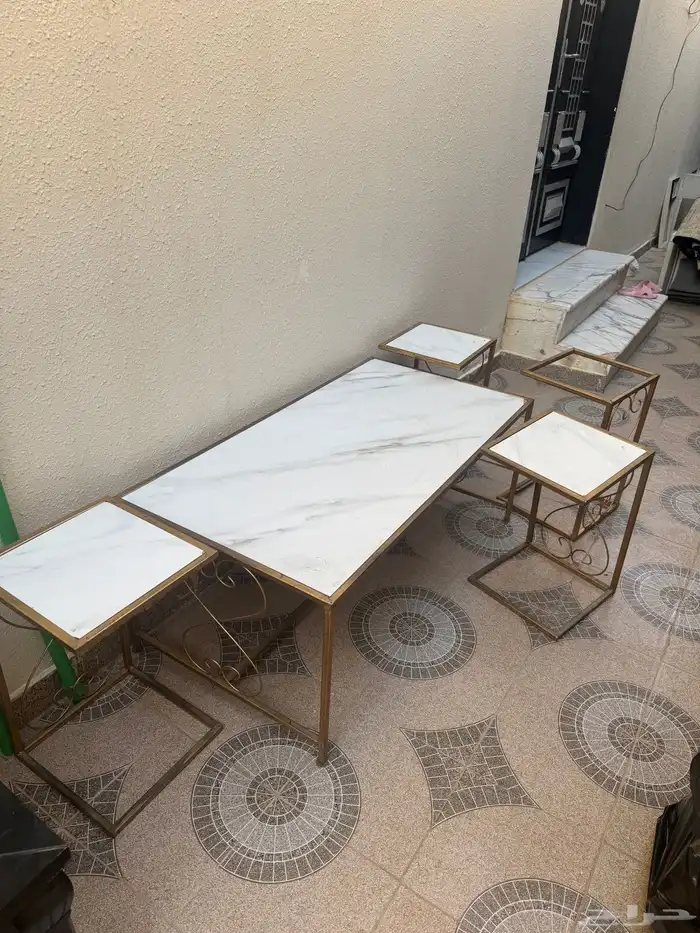 طاوله ضيافه مع اربع طاولات صغار 3