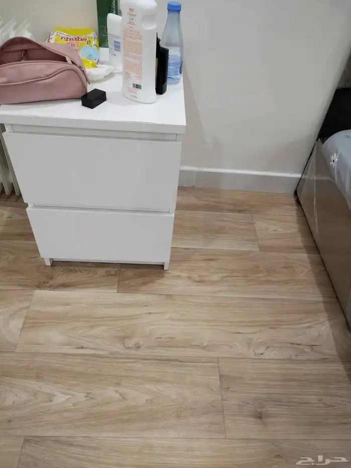 مجموعه اثاث للبيع غرفه نوم وكمودينات وارفف وطاولة شاشه 8