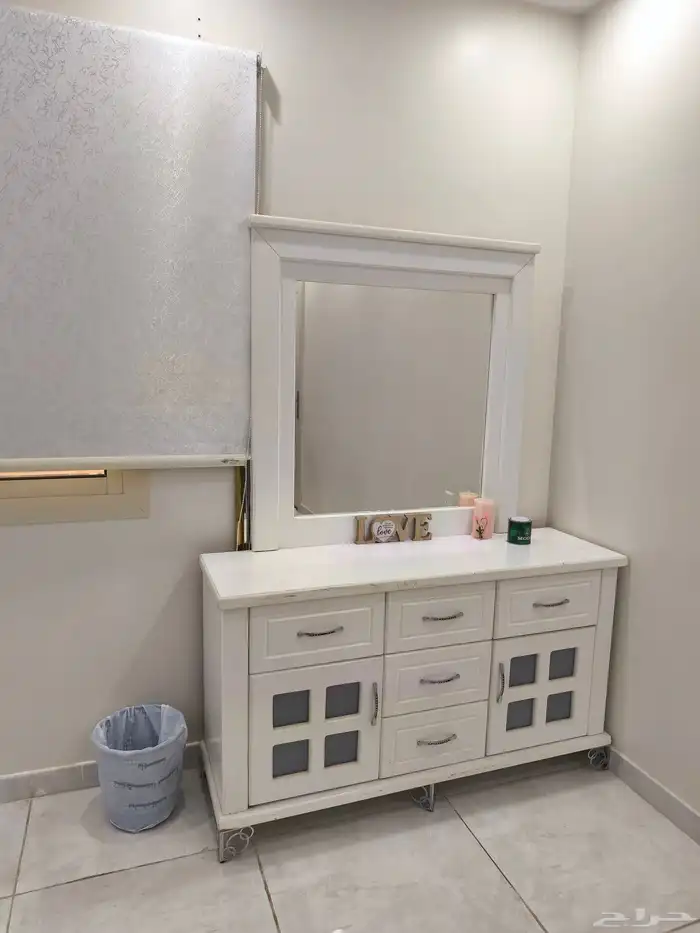 مجموعه اثاث للبيع غرفه نوم وكمودينات وارفف وطاولة شاشه 5