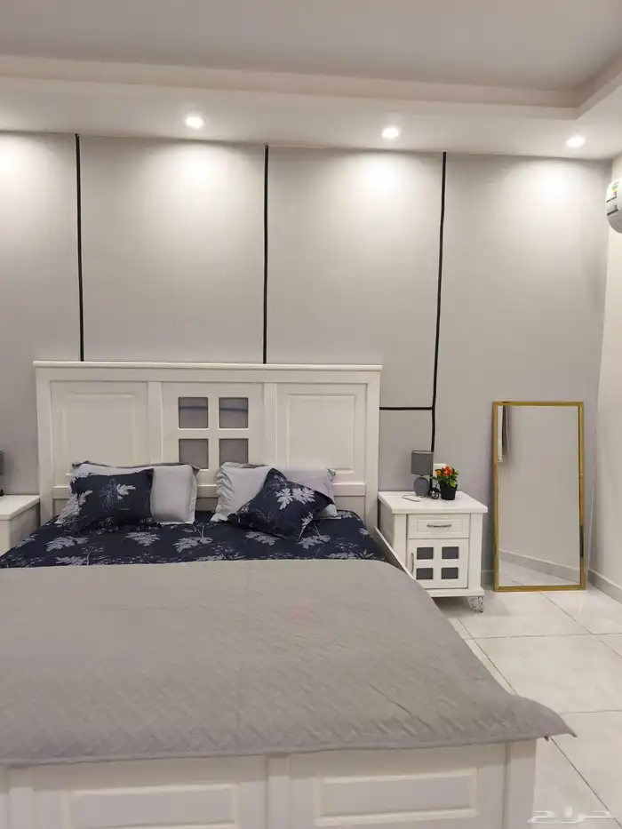 مجموعه اثاث للبيع غرفه نوم وكمودينات وارفف وطاولة شاشه 6