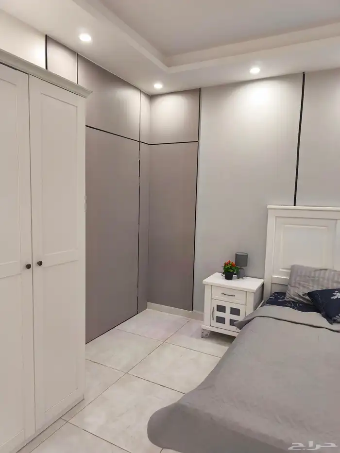 مجموعه اثاث للبيع غرفه نوم وكمودينات وارفف وطاولة شاشه 10